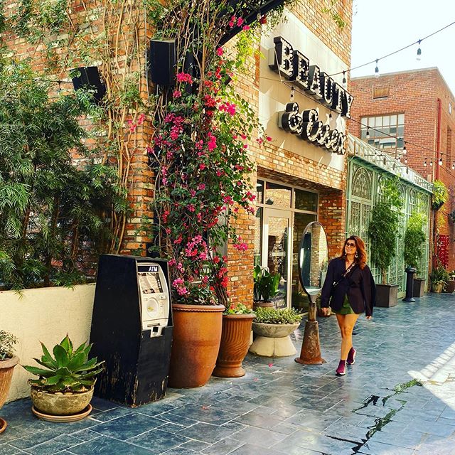 "Приклад для всіх": MONATIK зачарував рідкісним сонячним фото з дружиною в США