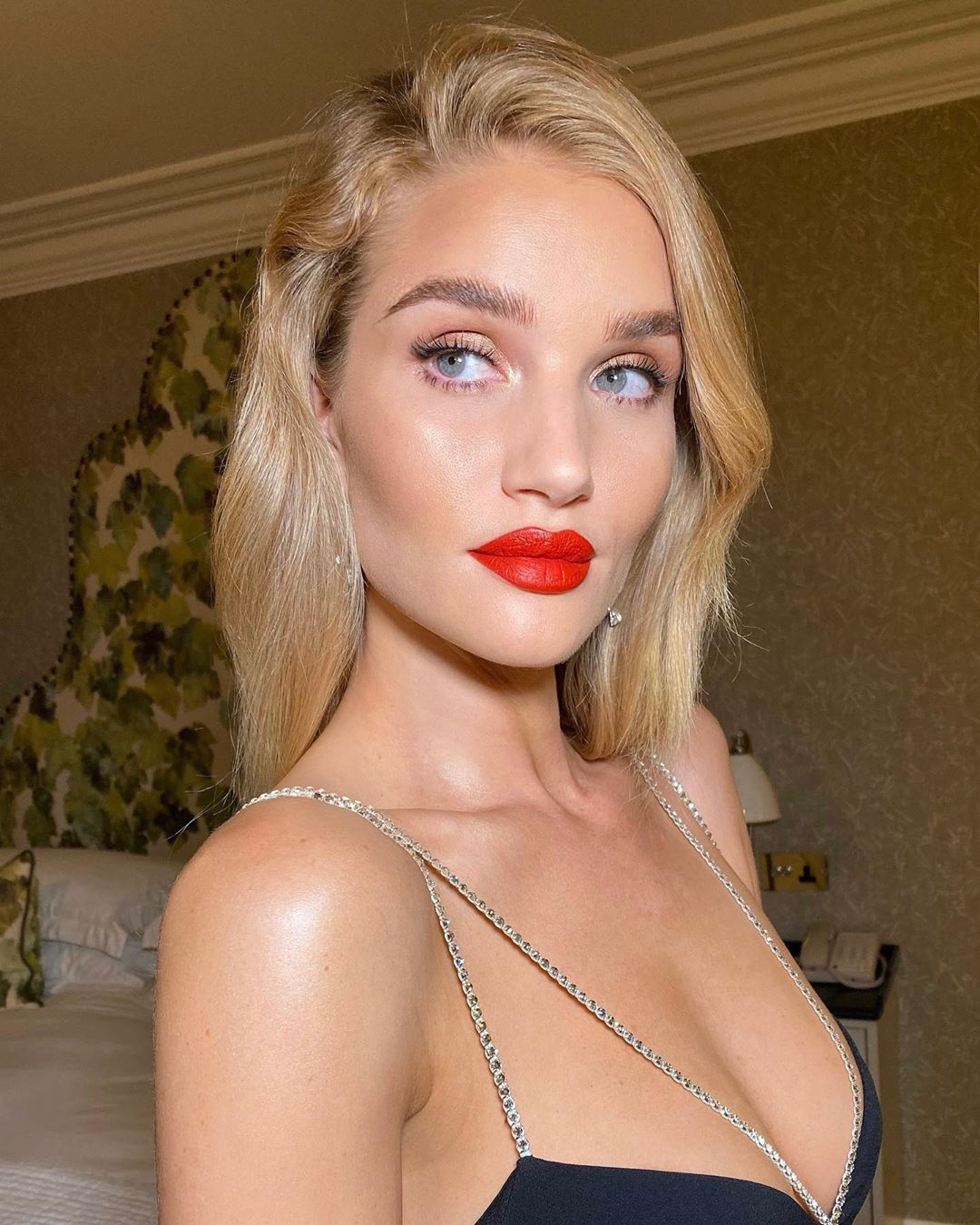 В &quot;голій&quot; сукні і під руку з коханим: Роузі Хантінгтон-Уайтлі в розкішному вбранні блищить на червоній доріжці