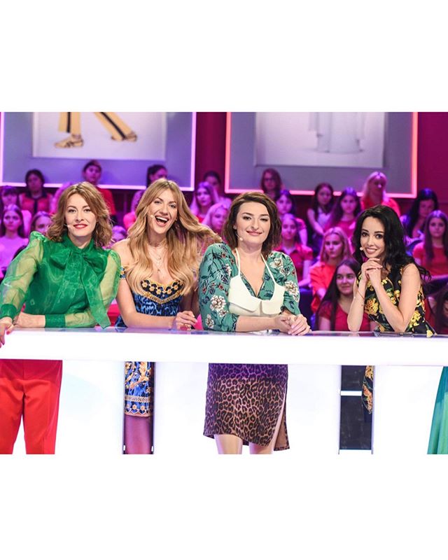 Великолепные! Стильная Кухар показала Елену Кравец в прозрачной блузке