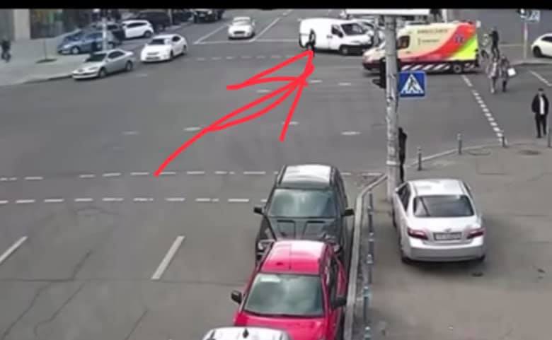 У Києві перекинулася машина швидкої допомоги: відео події