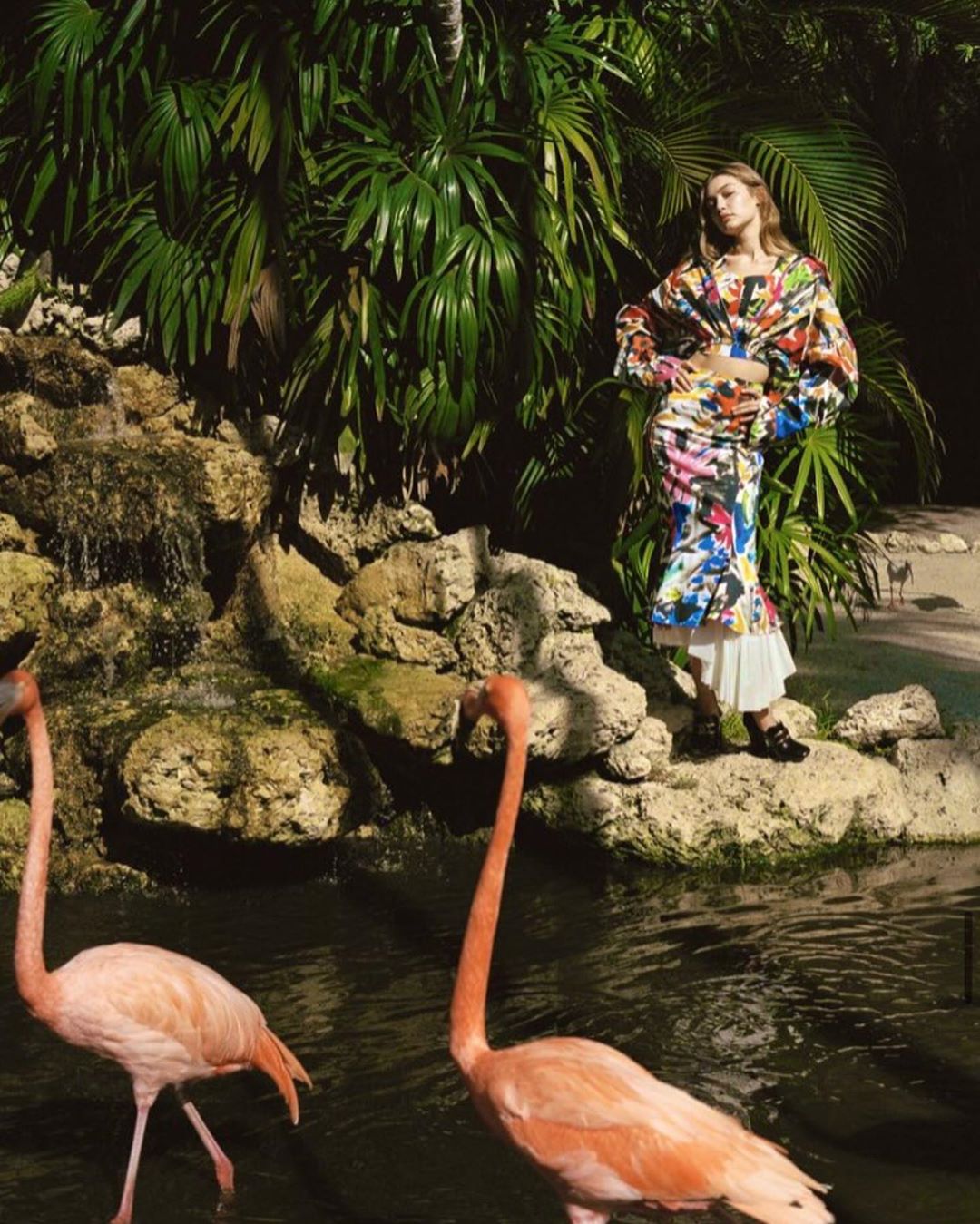 Яркий принт, кожа и шелк: Джиджи Хадид демонстрирует трендовые вещи нового сезона