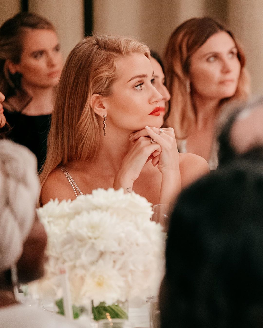 В &quot;голій&quot; сукні і під руку з коханим: Роузі Хантінгтон-Уайтлі в розкішному вбранні блищить на червоній доріжці