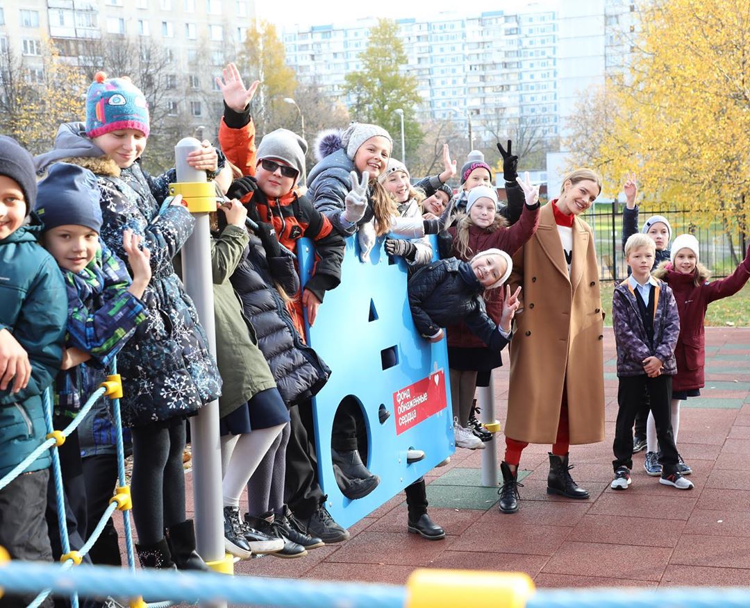 Стильная и стройная: Наталья Водянова похвасталась безупречной фигурой в необычном наряде