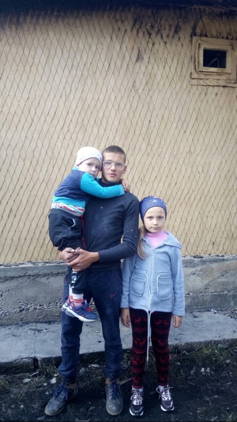 Маленька героїня: на Закарпатті 8-річна дівчинка врятувала життя брата-малюка