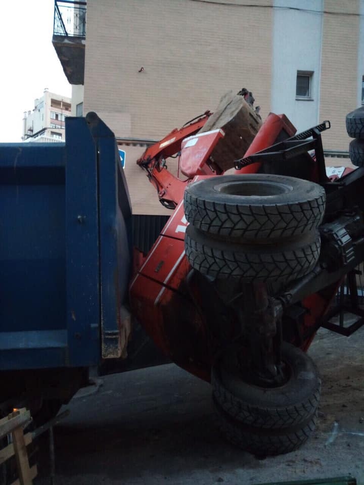 Возле Офиса президента на жилой  дом упал экскаватор (фото)