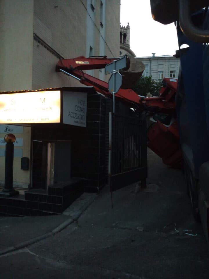 Возле Офиса президента на жилой  дом упал экскаватор (фото)