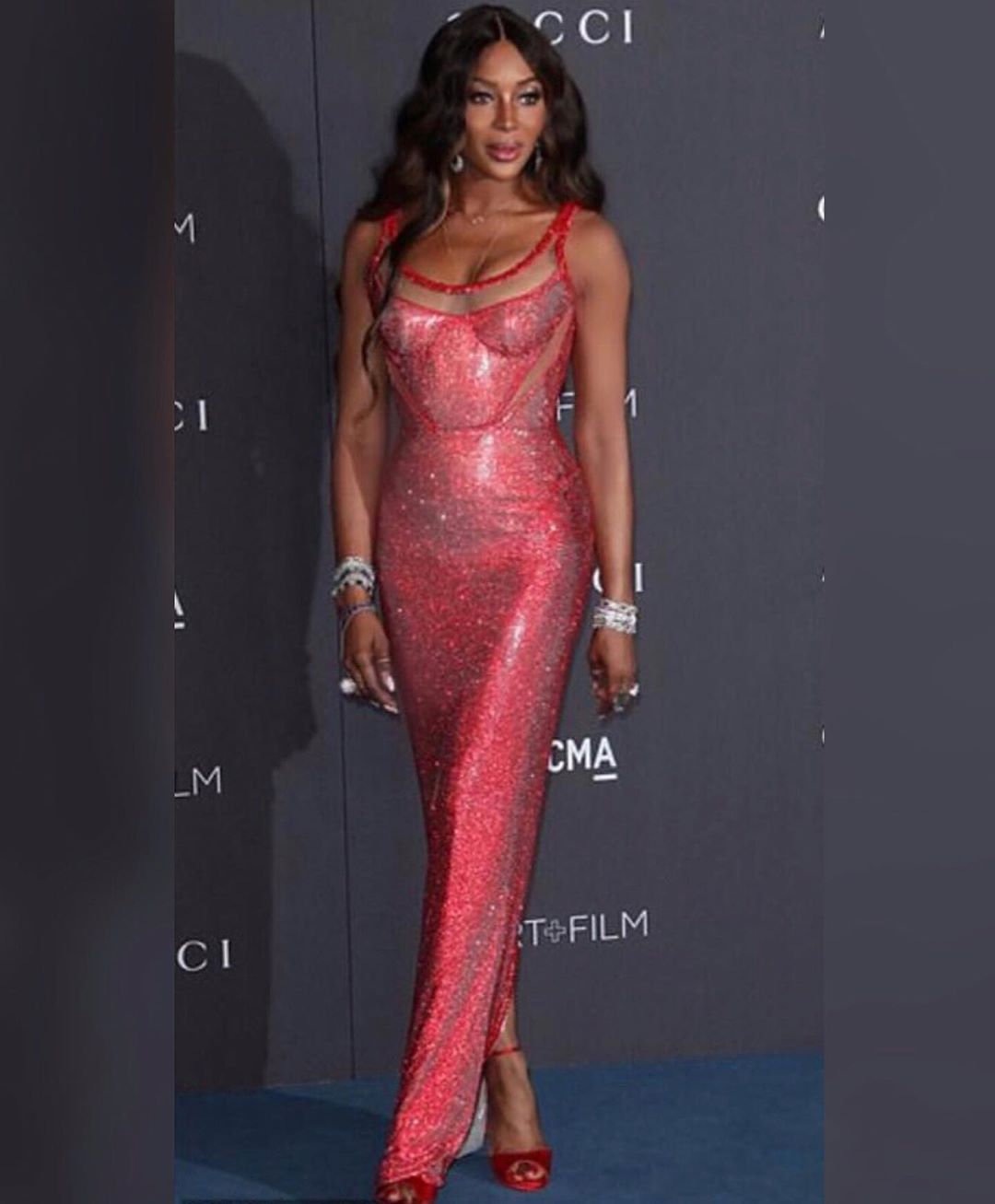 Шик і блиск: 49-річна Наомі Кемпбелл підкорила ідеальною фігурою в розкішній сукні