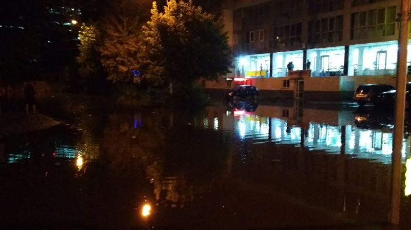 В Киеве сильный ливень затопил центр города