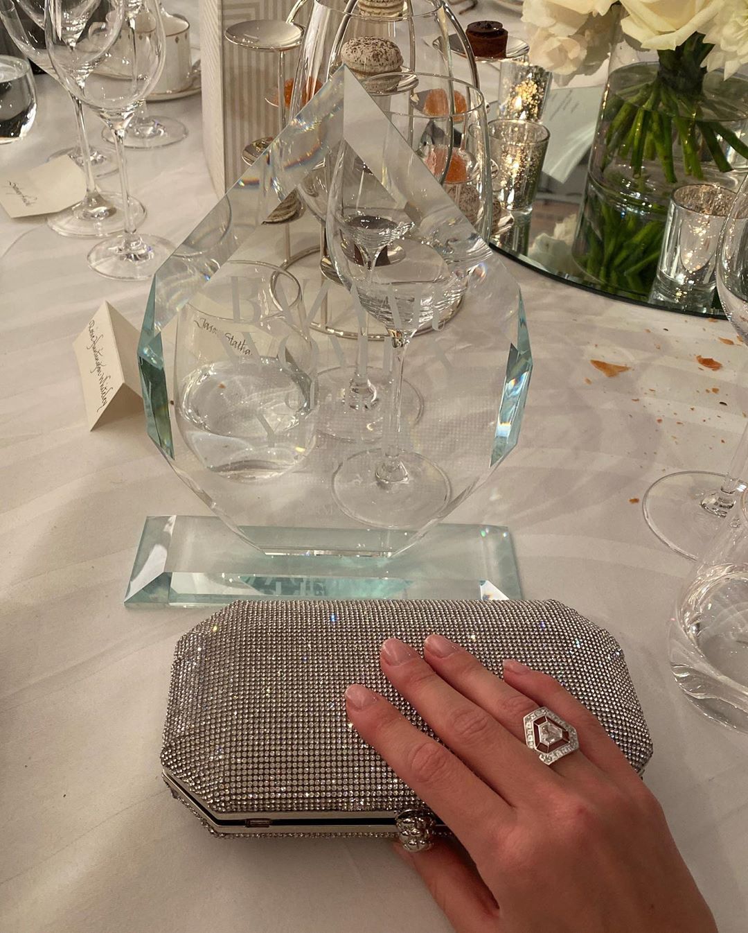 В &quot;голій&quot; сукні і під руку з коханим: Роузі Хантінгтон-Уайтлі в розкішному вбранні блищить на червоній доріжці