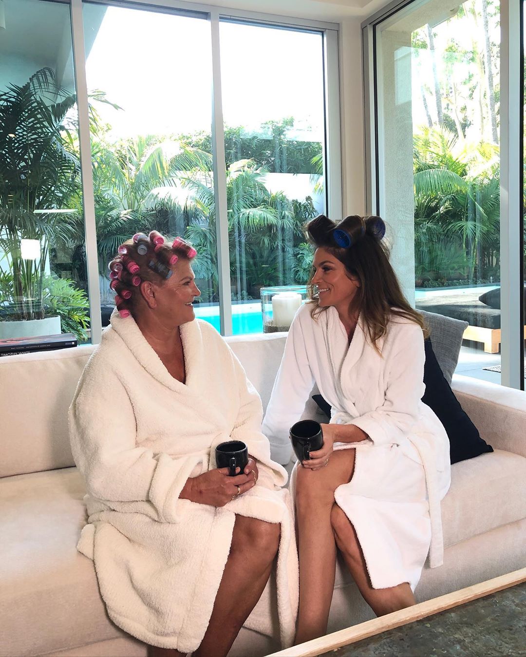 Красота по наследству: Синди Кроуфорд показала редкие кадры с мамой и дочерью