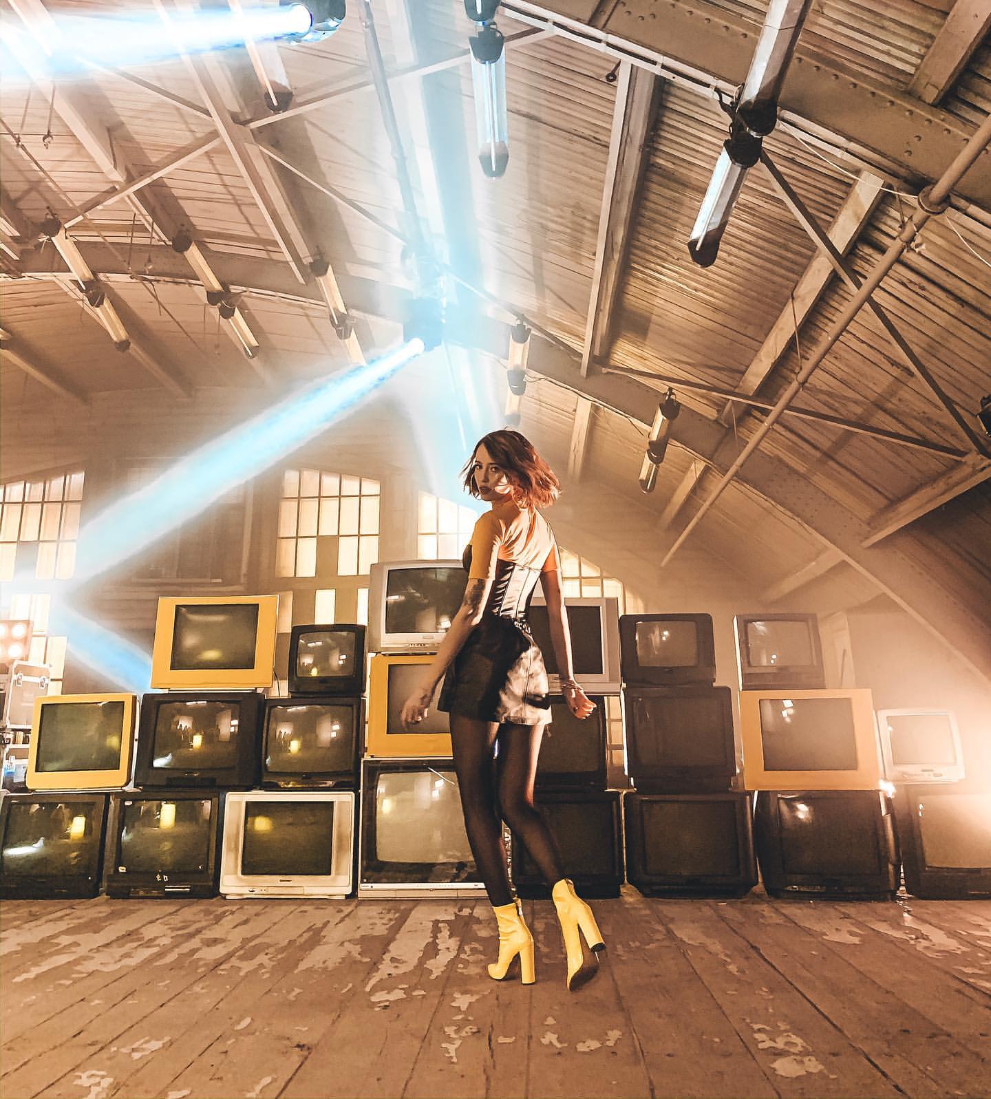 В коже и ультракоротком мини: дерзкая Дорофеева свела с ума идеальными формами