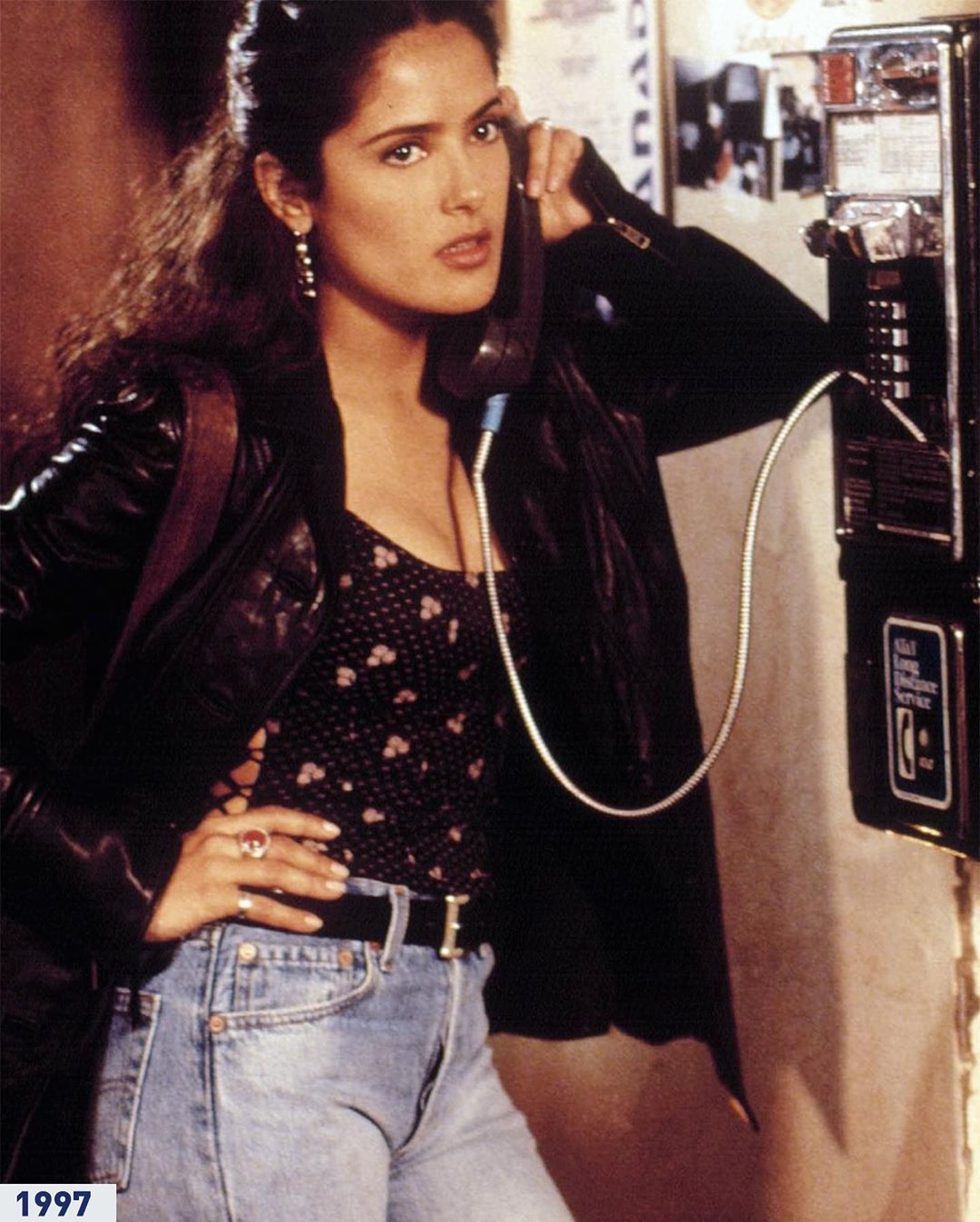 Она остановила время: Сальма Хайек восхитила одинаково совершенной фигурой на фото разных лет