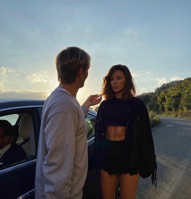 Ані Лорак похвалилася сталевим пресом на Сицилії