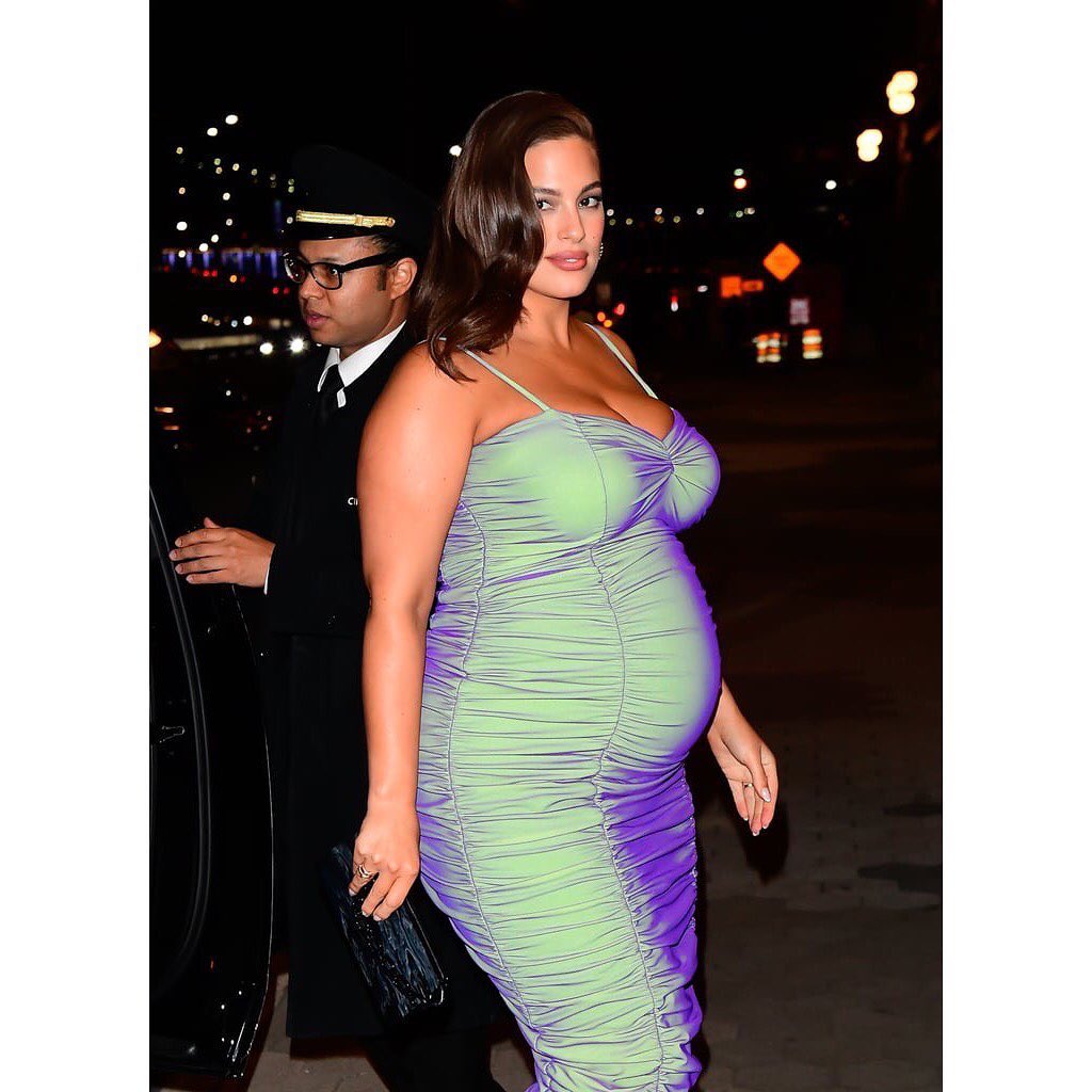 Вау-эффект: беременная Эшли Грэм блистает в неоновом платье с откровенным декольте