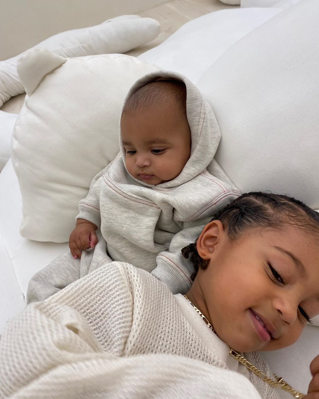 Мамины модницы: Ким Кардашьян умилила сеть фото дочек в стильных нарядах