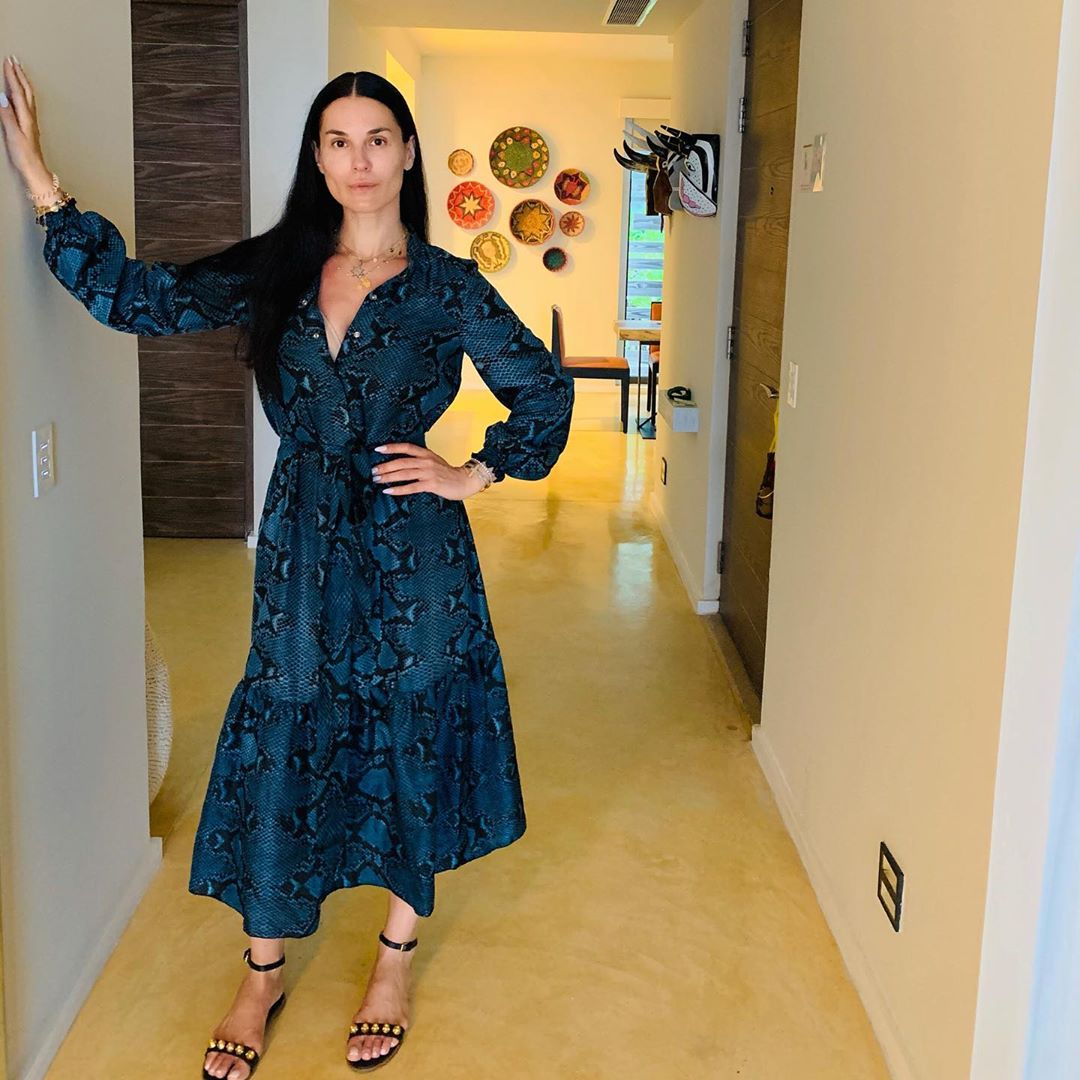 В коротких шортах і "зміїному" платті: Маша Єфросиніна підкорює курортними луками