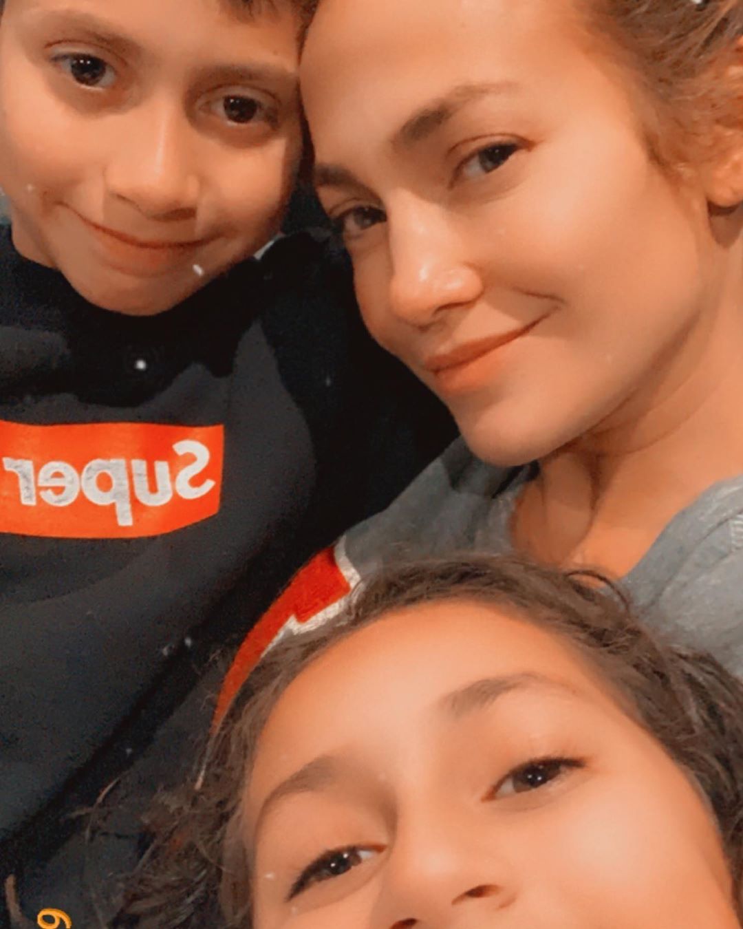 Мама и ее кокосы: Дженнифер Лопес порадовала трогательным семейным снимком с детьми