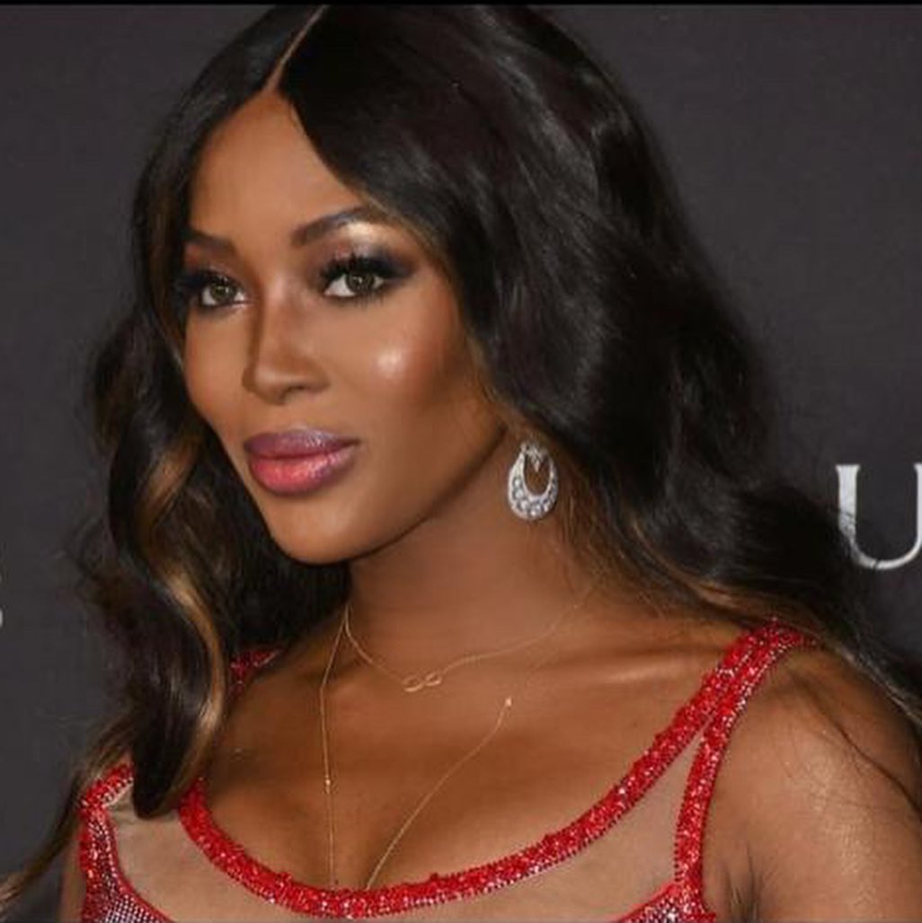 Шик і блиск: 49-річна Наомі Кемпбелл підкорила ідеальною фігурою в розкішній сукні