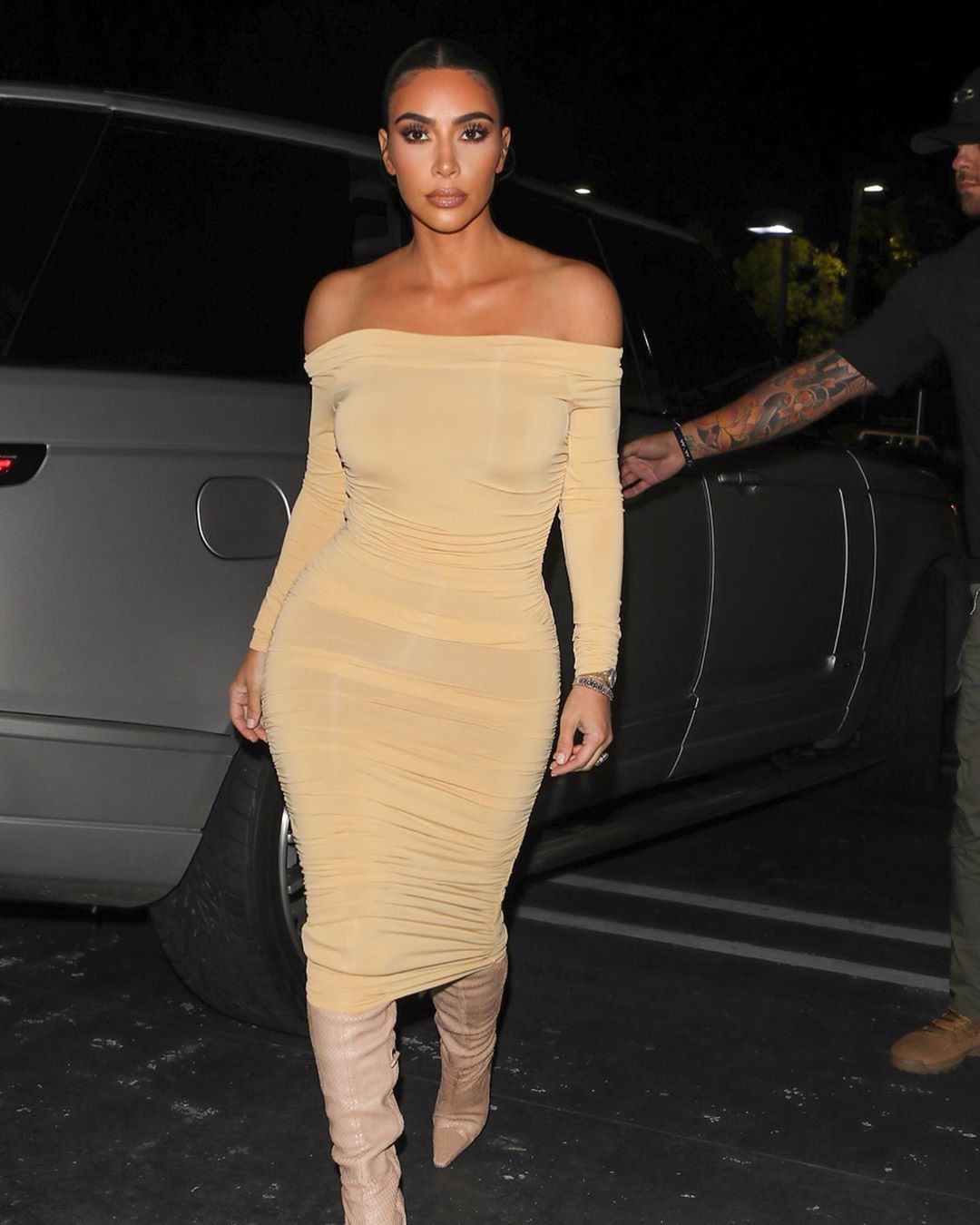Розкішна діва: Кім Кардашьян блиснула пишними формами у відвертих сукнях Thierry Mugler