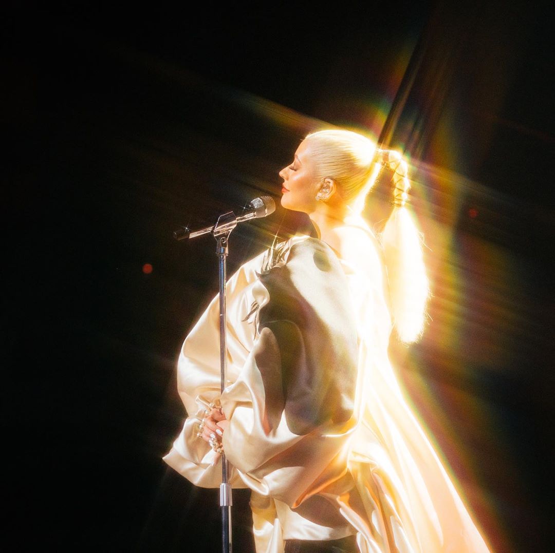 Белая королева: Кристина Агилера блистает в винтажном платье Jean Paul Gaultier