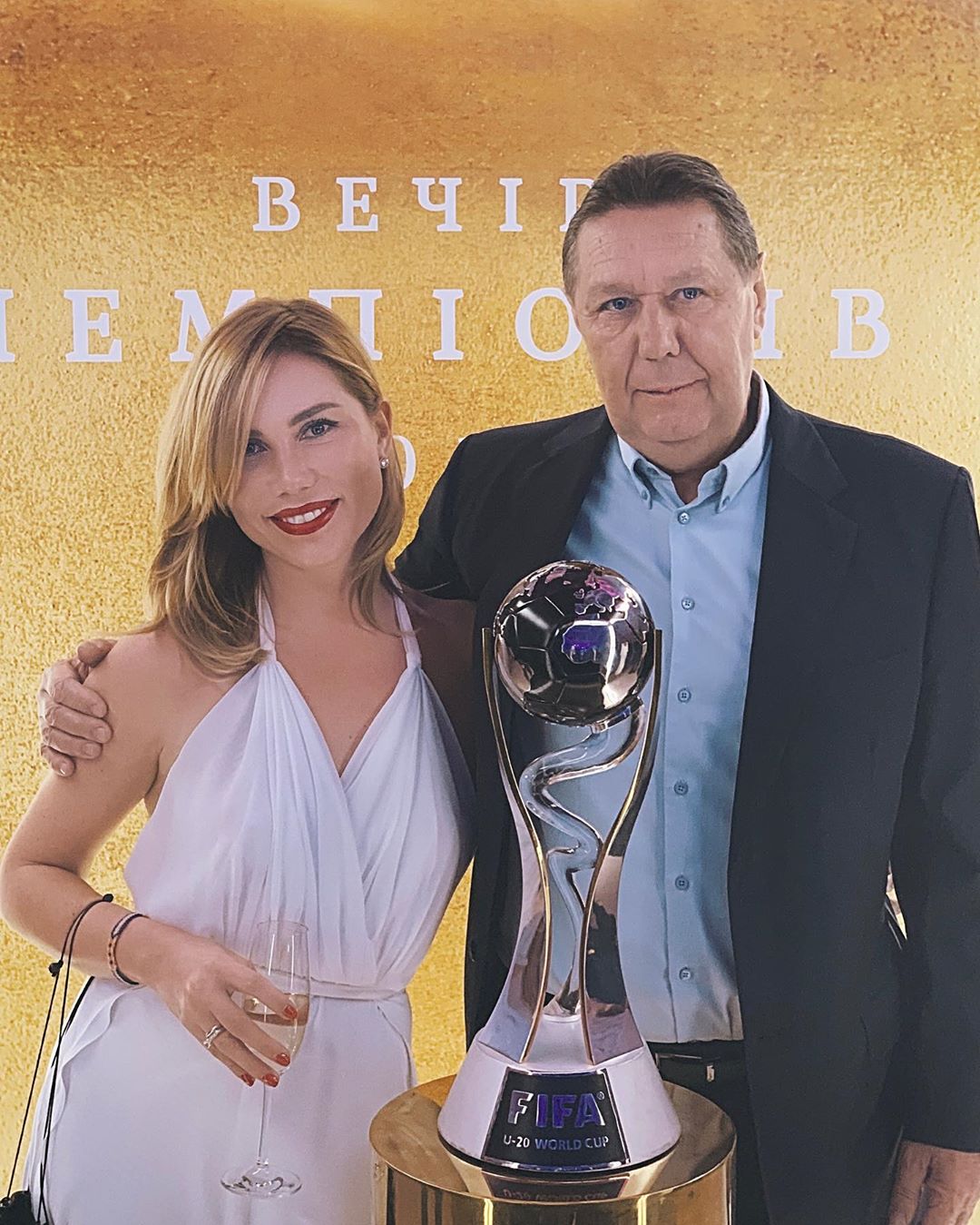 Скандальний екс-президент ФФУ стане батьком в 70 років: відео та фото щасливої пари