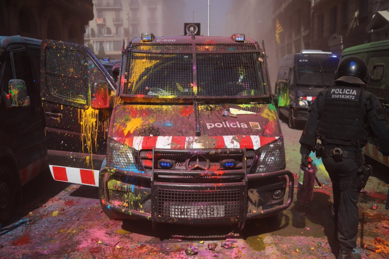 В Барселоне произошли столкновения между полицией и сторонниками независимости Каталонии