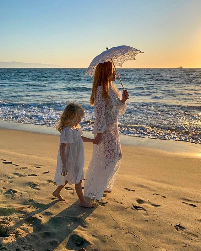 Тина Кароль соблазняет стройными ножками в наряде с экстремальным разрезом