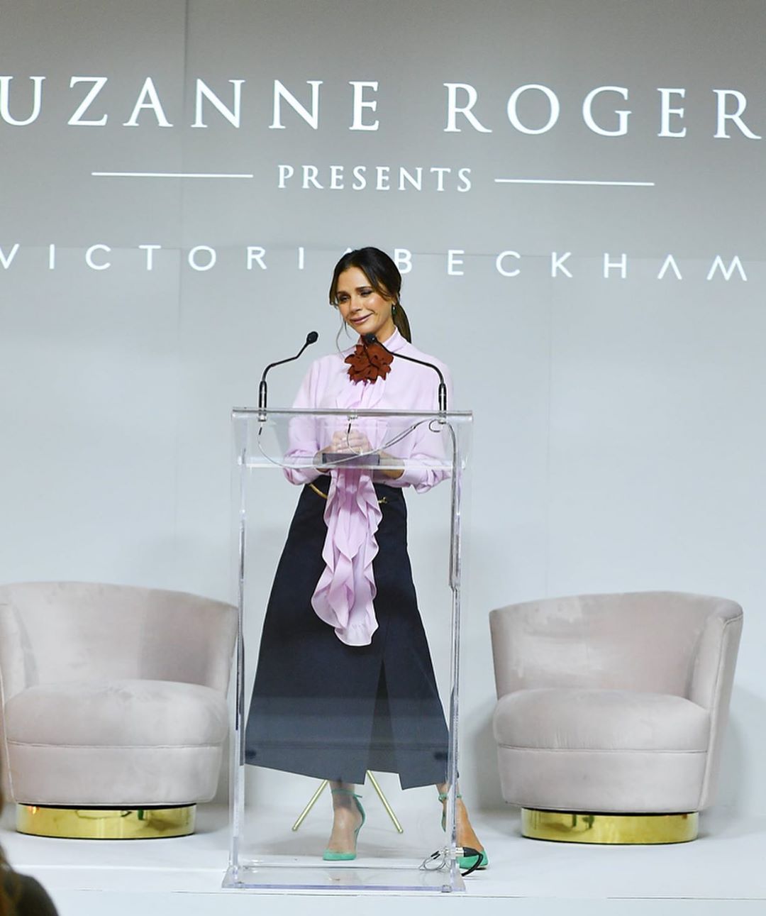 Ніжна блуза і яскраві туфлі: Вікторія Бекхем вчить поєднувати речі контрастних відтінків