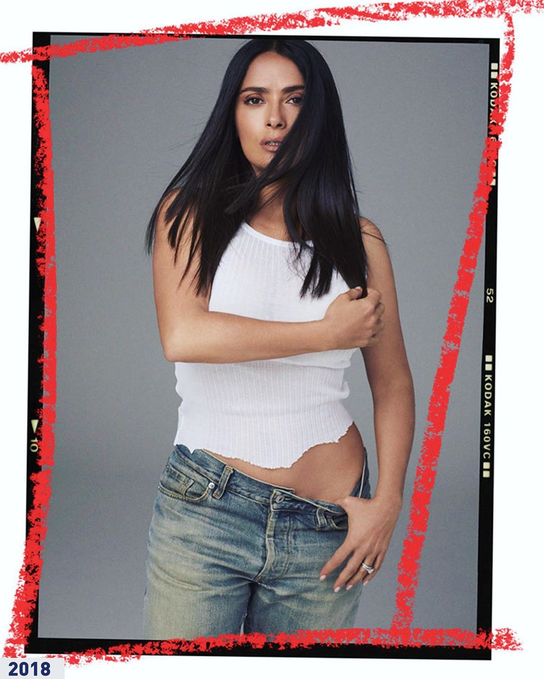 Она остановила время: Сальма Хайек восхитила одинаково совершенной фигурой на фото разных лет