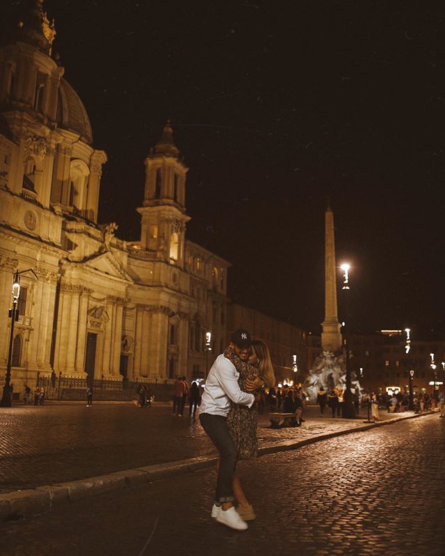 Такі щасливі: Холостяк 9 і його кохана не стримали емоції посеред Риму