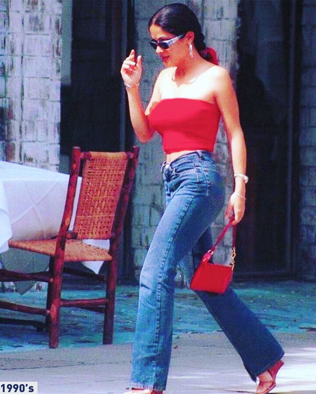 Она остановила время: Сальма Хайек восхитила одинаково совершенной фигурой на фото разных лет