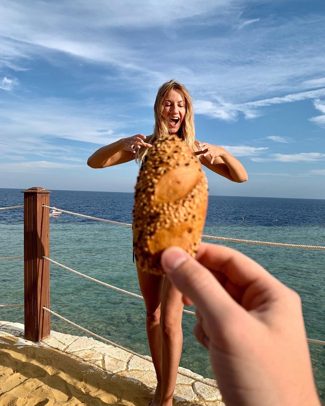 Какая вкусная! Леся Никитюк озадачила сеть самым "страшным костюмом для девушки"