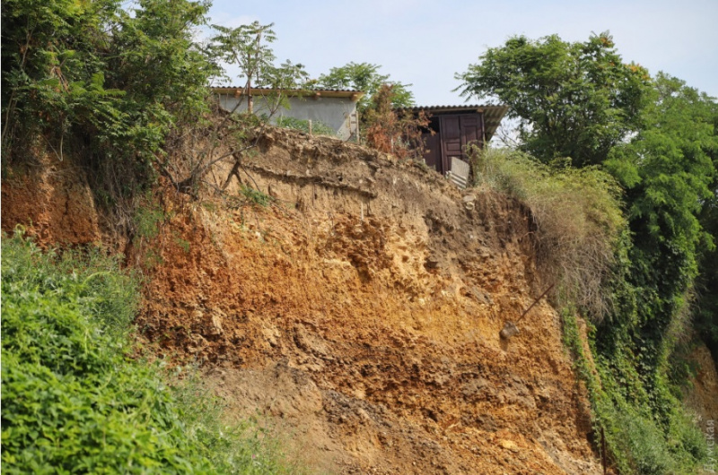 Все произошло мгновенно: оползень в Одессе жутко напугал отдыхающих