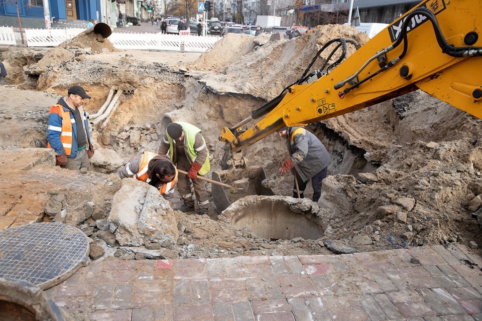 Прорыв трубы на Шота Руставели отремонтируют до 8 ноября