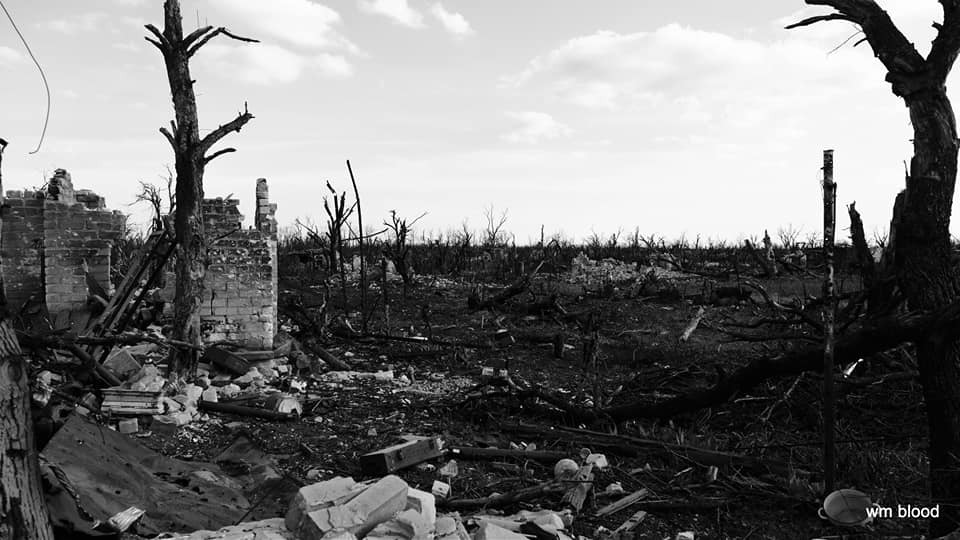 Відібрані життя і зламані долі: в мережі показали чорно-білу реальність Донбасу (фото)