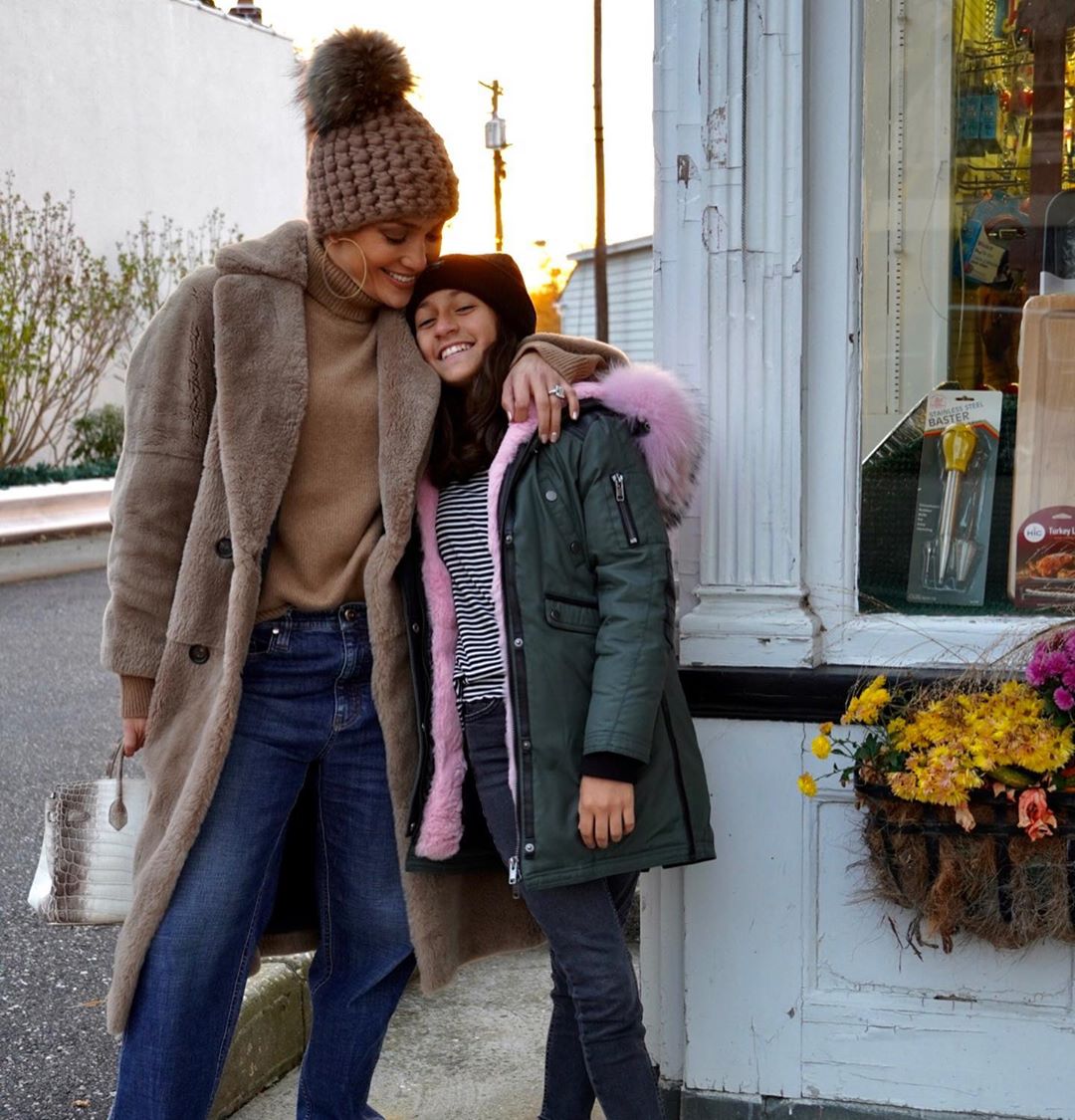 Стильная мамочка: Дженнифер Лопес показала редкие кадры с подросшей дочерью