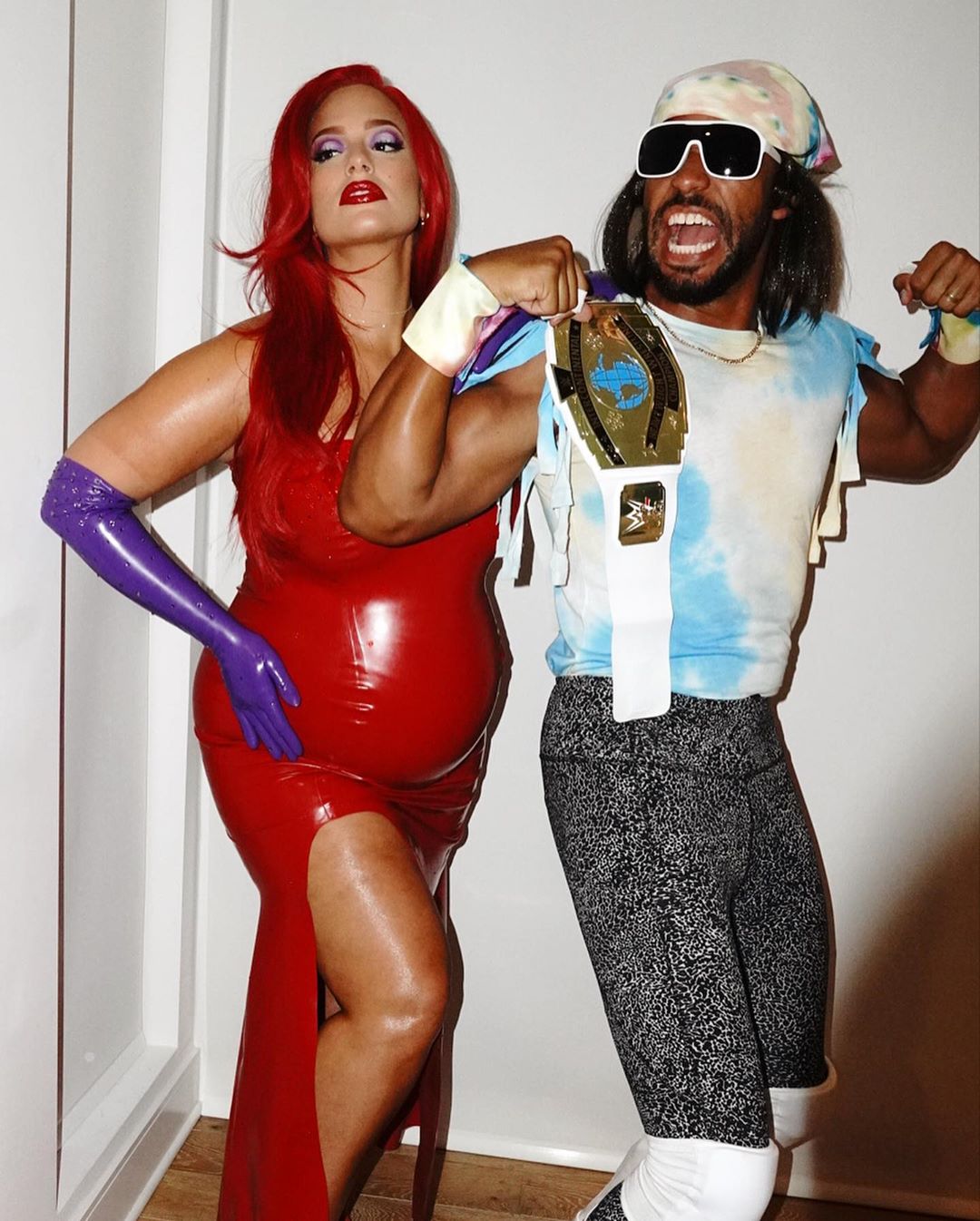 Образ - огонь! Беременная Эшли Грэм блистает в красном латексе и с рыжими волосами