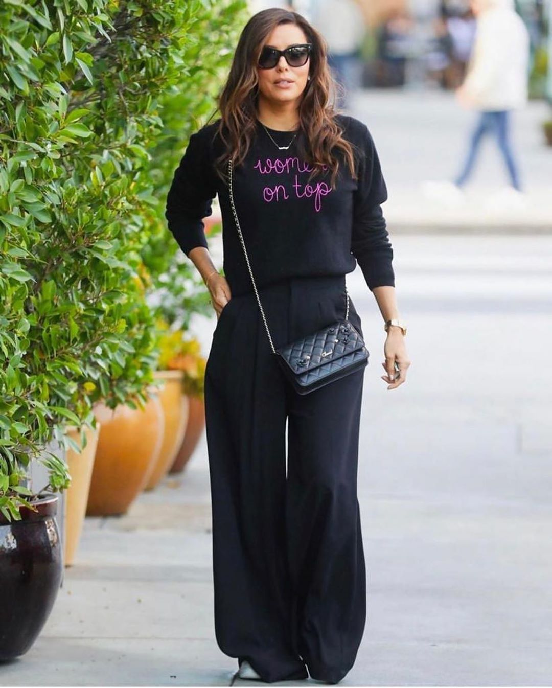 Безупречна: Ева Лонгория показала стройную фигуру в стильном total black образе