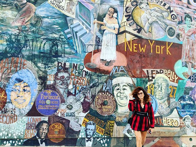 "Приклад для всіх": MONATIK зачарував рідкісним сонячним фото з дружиною в США