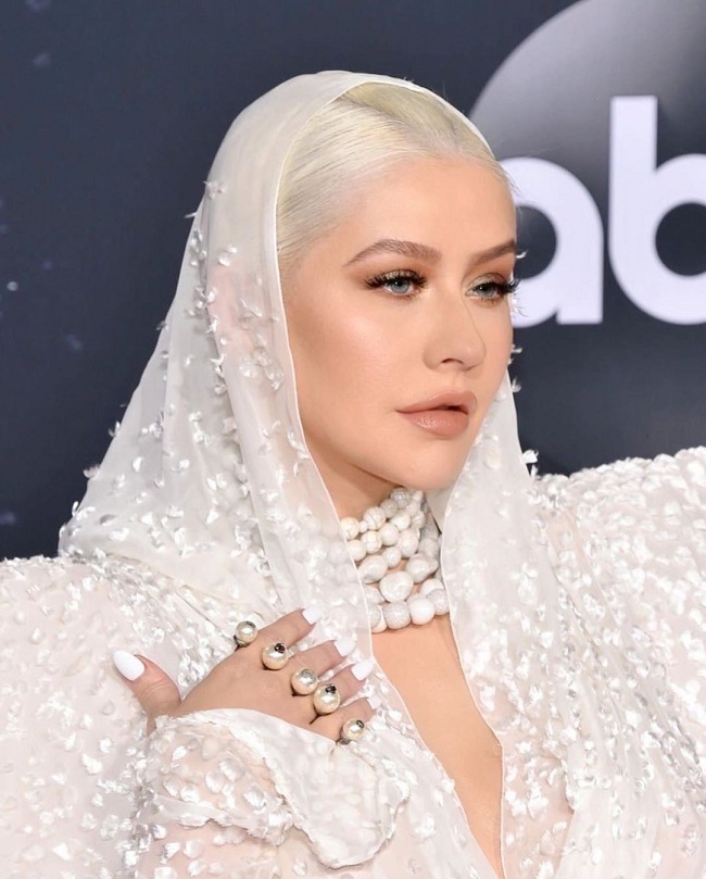 Белая королева: Кристина Агилера блистает в винтажном платье Jean Paul Gaultier