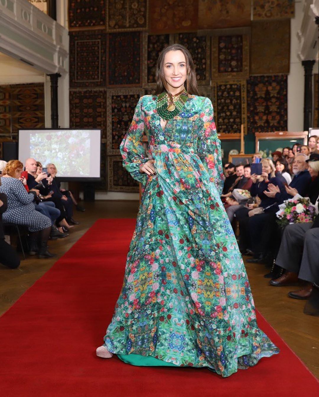 Украинская красавица: Анна Ризатдинова вышла на подиум в роскошном "цветочном" платье