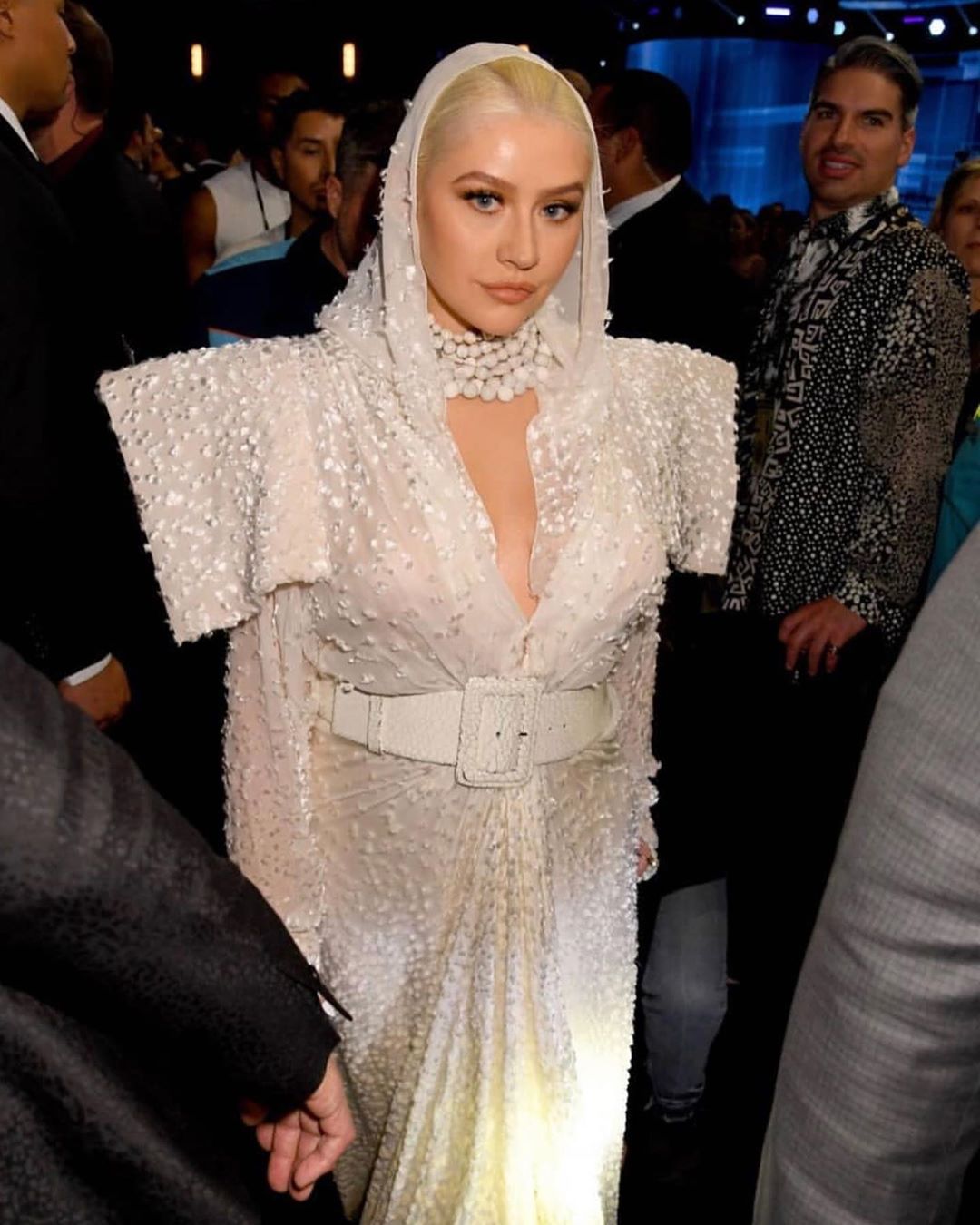 Белая королева: Кристина Агилера блистает в винтажном платье Jean Paul Gaultier