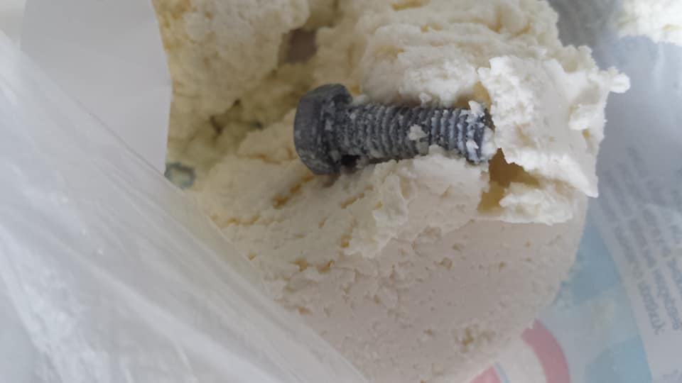 Сир з болтом: відомий виробник молочки оскандалився в Києві