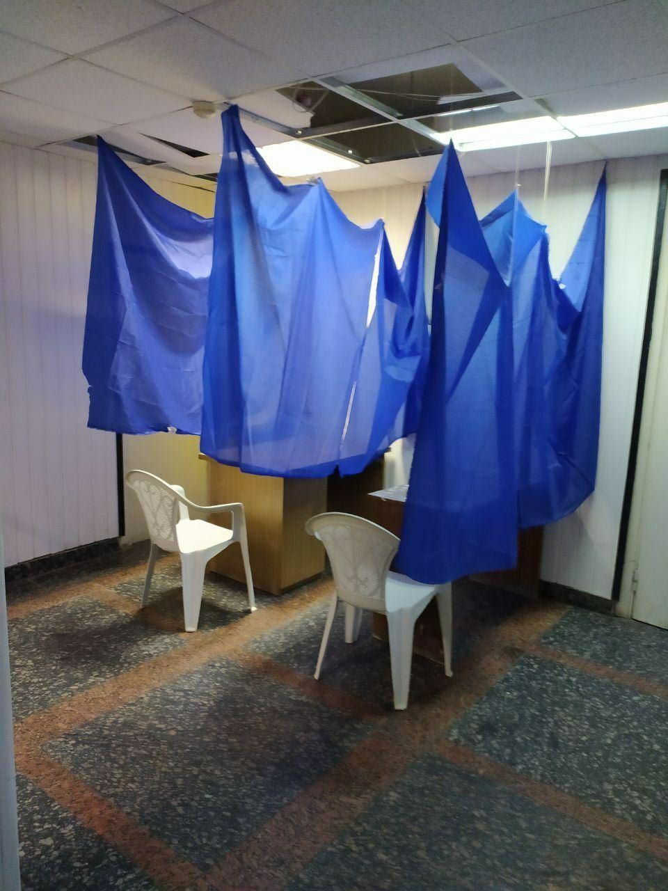 Антиковідна кабінка і голосування під драбинами: найкращі курйози на місцевих виборах