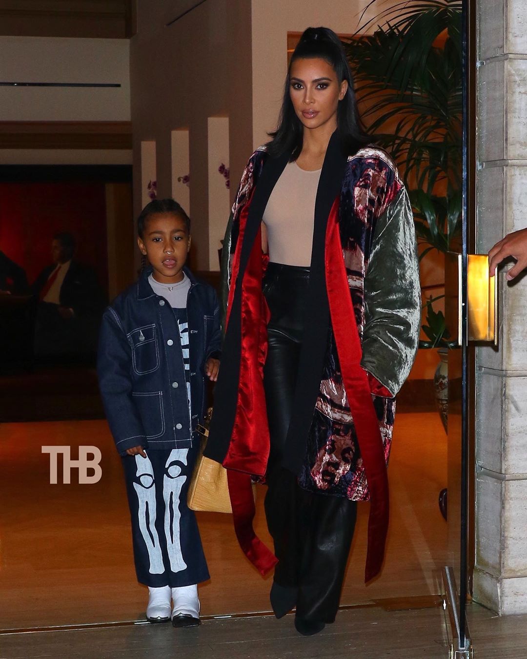 Мамина дочка: Ким Кардашьян демонстрирует новый стильный наряд 6-летней Норт