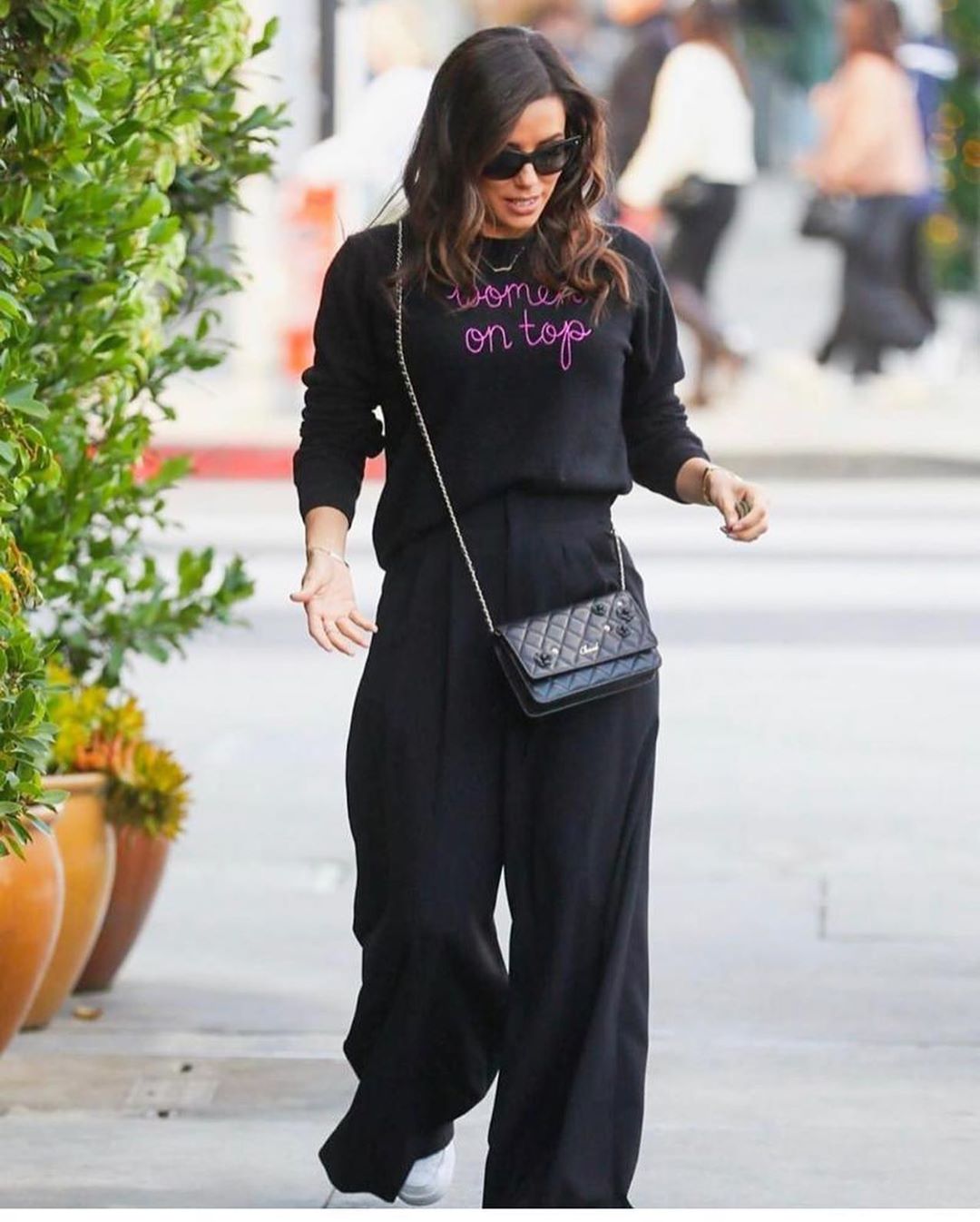 Безупречна: Ева Лонгория показала стройную фигуру в стильном total black образе