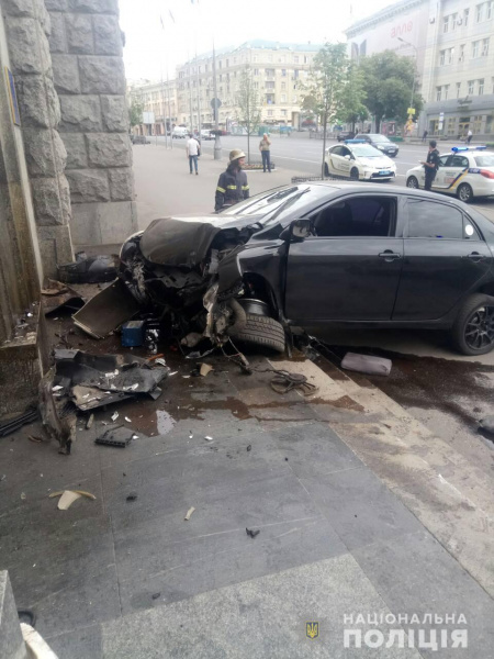 В Харькове автомобиль въехал в здание горсовета