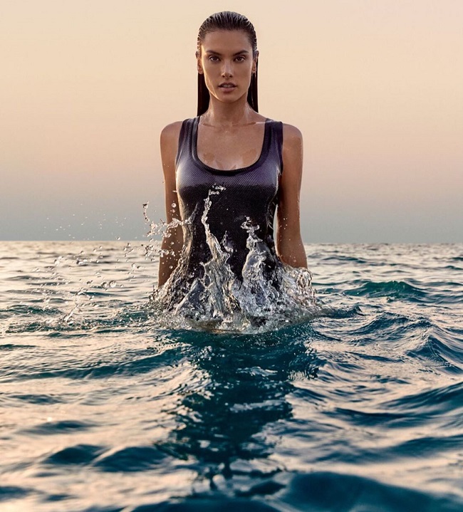 Соблазнительная русалка: Алессандра Амбросио снялась в &quot;мокрой&quot; съемке для глянца