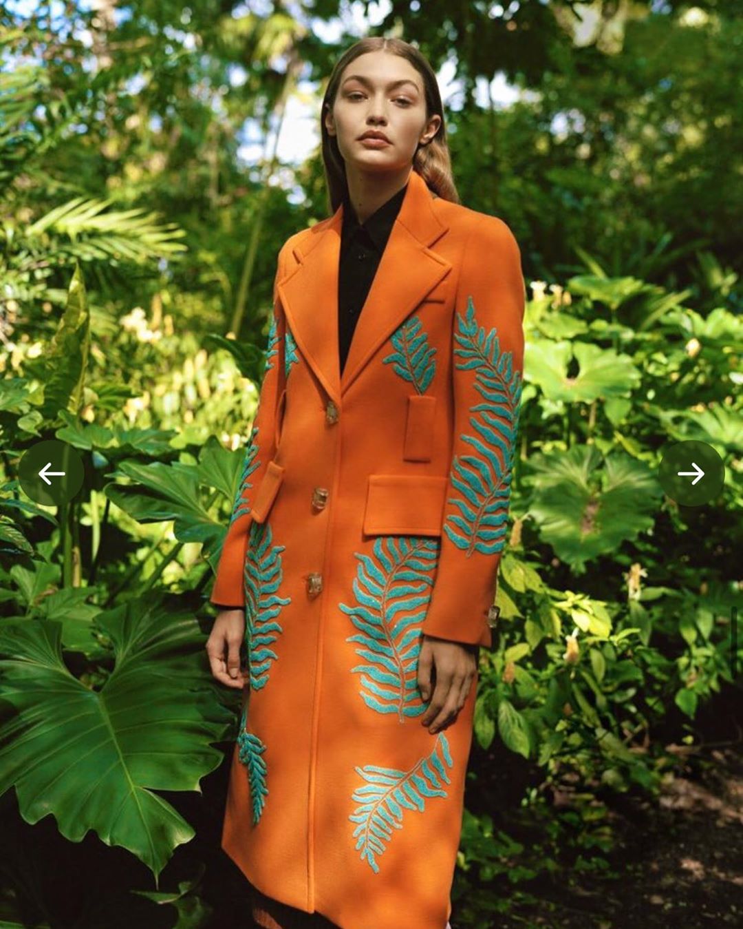 Яркий принт, кожа и шелк: Джиджи Хадид демонстрирует трендовые вещи нового сезона
