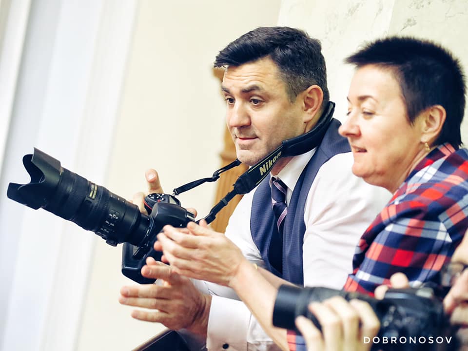 Нардеп Тищенко "отобрал" у журналистов камеры: все детали и фото